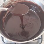 Chocoladesuikerglazuur voor cake (met gecondenseerde melk)
