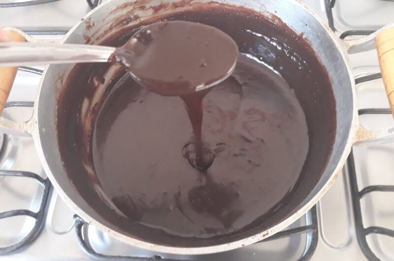 Chocoladesuikerglazuur voor cake (met gecondenseerde melk)