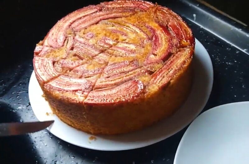 Een cake met banaan en kaneel