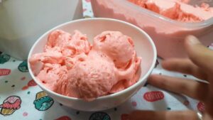 Zelfgemaakt ijs gemaakt met gelatine