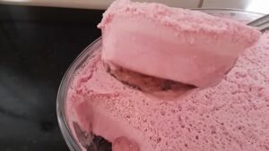 Romig dessert met gelatine en zure room